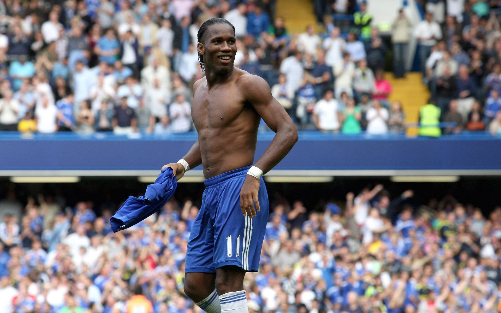 爱游戏网站-最受关注：王强表现抢眼，荣获本场最佳球员称号！，足球运动员王强